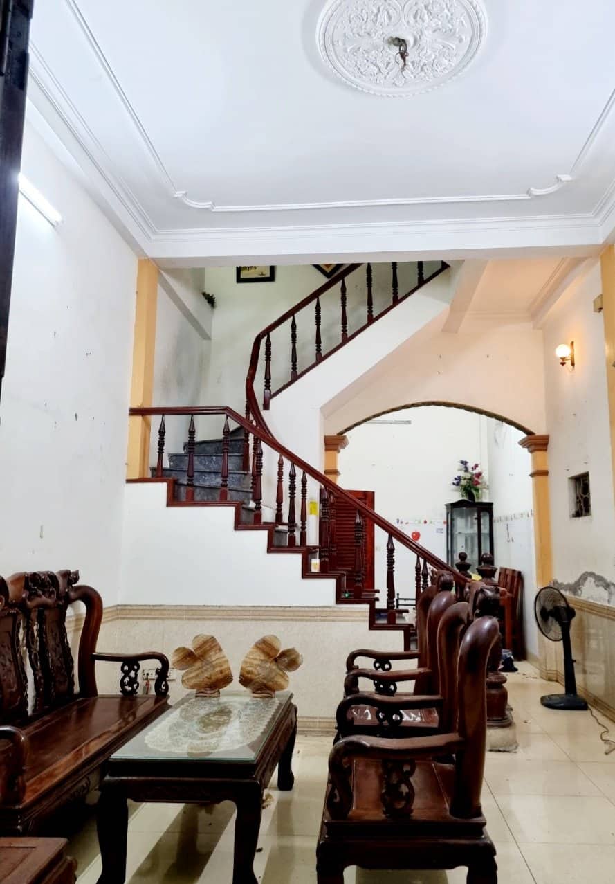 Bán gấp nhà Hoàng Mai 51m, 4 tầng, MT 4m, lô góc, oto đỗ cổng, 4.55 tỷ.