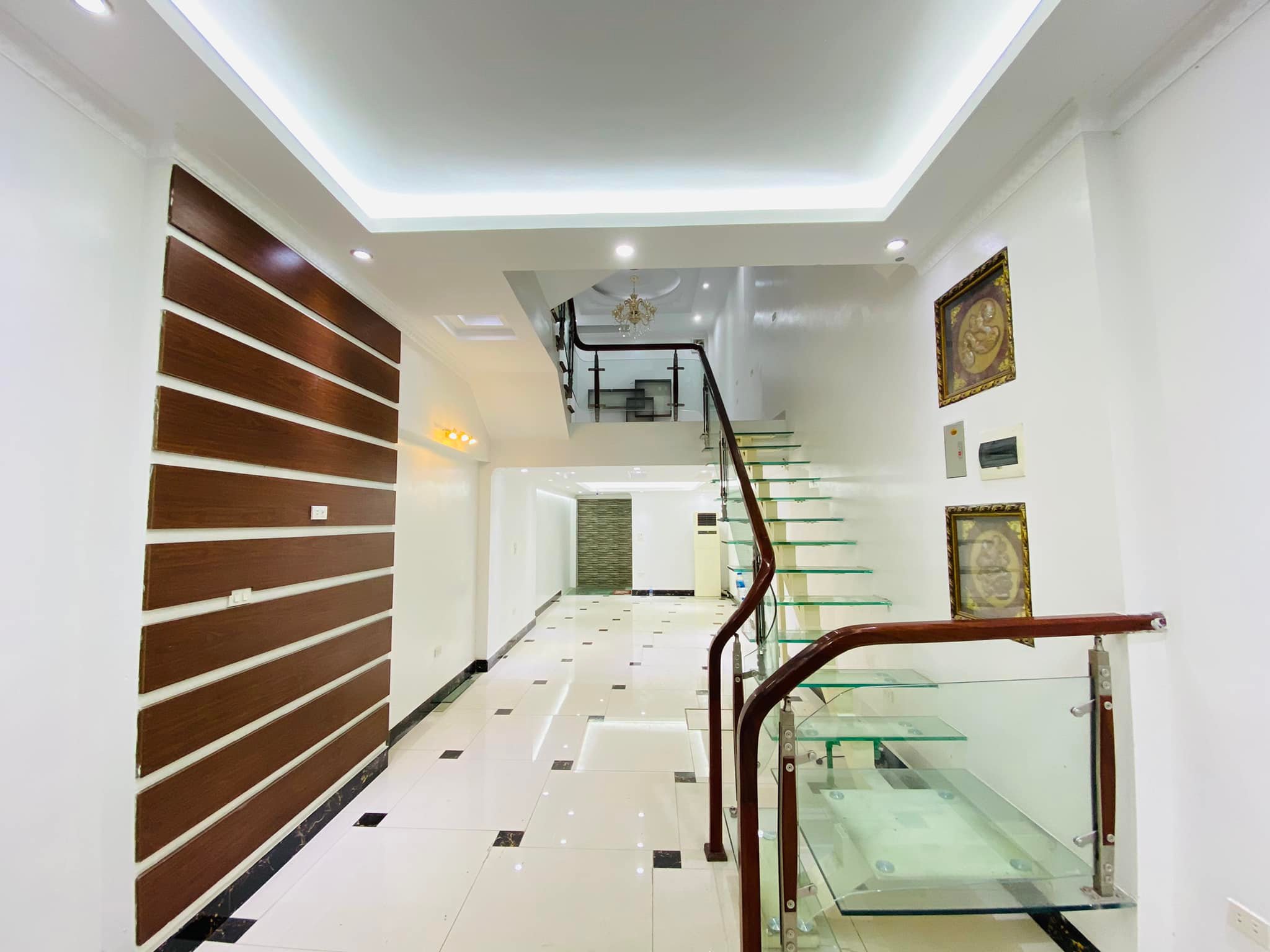 Bán gấp nhà mặt phố Nhân Hòa.Nhà đẹp,nội thất xịn,DT 65mx6tầng,Kinh doanh,ô tô đỗ.Nhỉnh 200tr/m2.