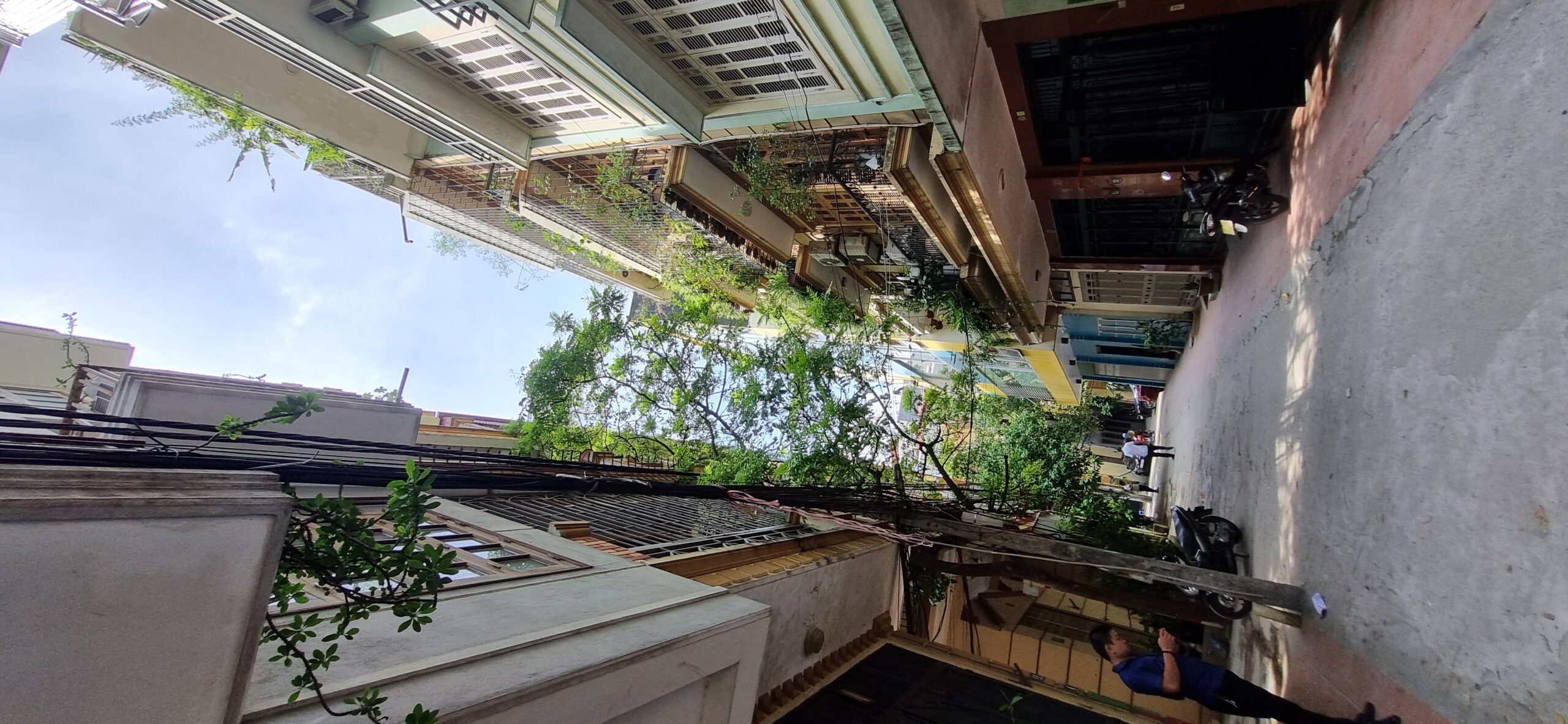 Hoàng Quốc Việt- phân lô- ô tô tránh- bán đất tặng nhà.- DT 50m, 5 tầng, mặt tiền 4.4m- Giá 8.5 ty