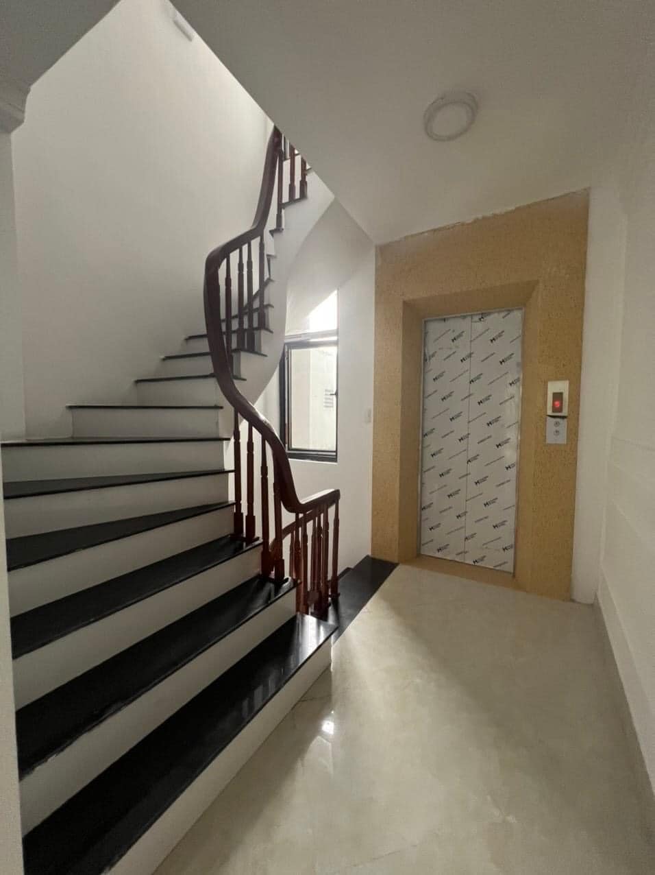 Cần bán nhà quận Hia Bà Trưng vị trí oto tránh, nhà mới thnag máy sịn sò, làm văn phòng , kinh doanh đỉnh.