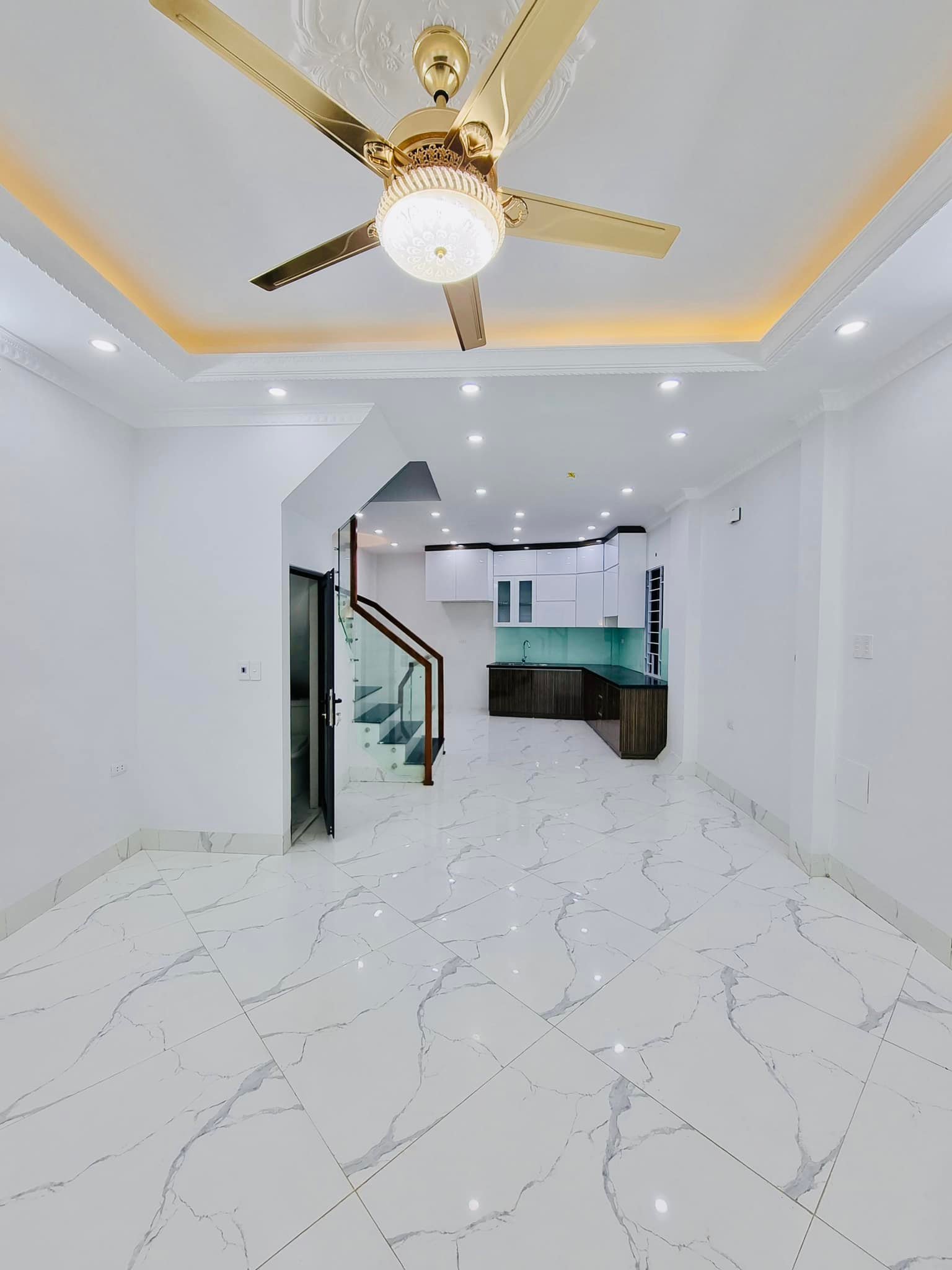 BÁN NHÀ PHỐ LĨNH NAM NHỈNH 6 TỶ, DT 45M2x5T, LÔ GÓC, Ô TÔ ĐỖ CẠNH NHÀ.