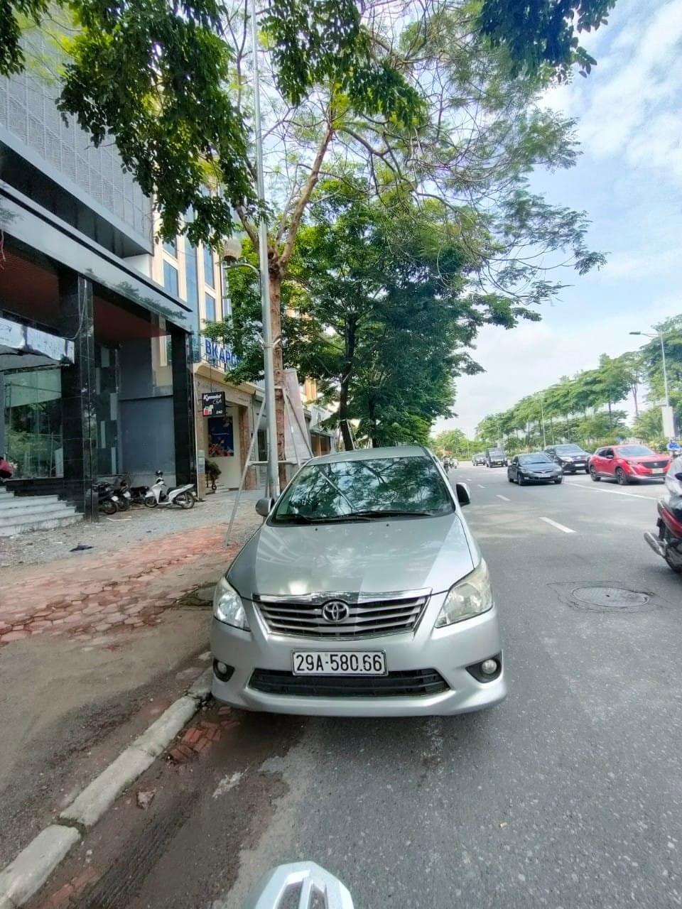 Bán toà văn phòng mặt phố Võ Chí Công.Lô góc. 300m2 7 tầng mặt tiền 12 m. Rất đẹp. Sổ chính chủ vuông vắn.