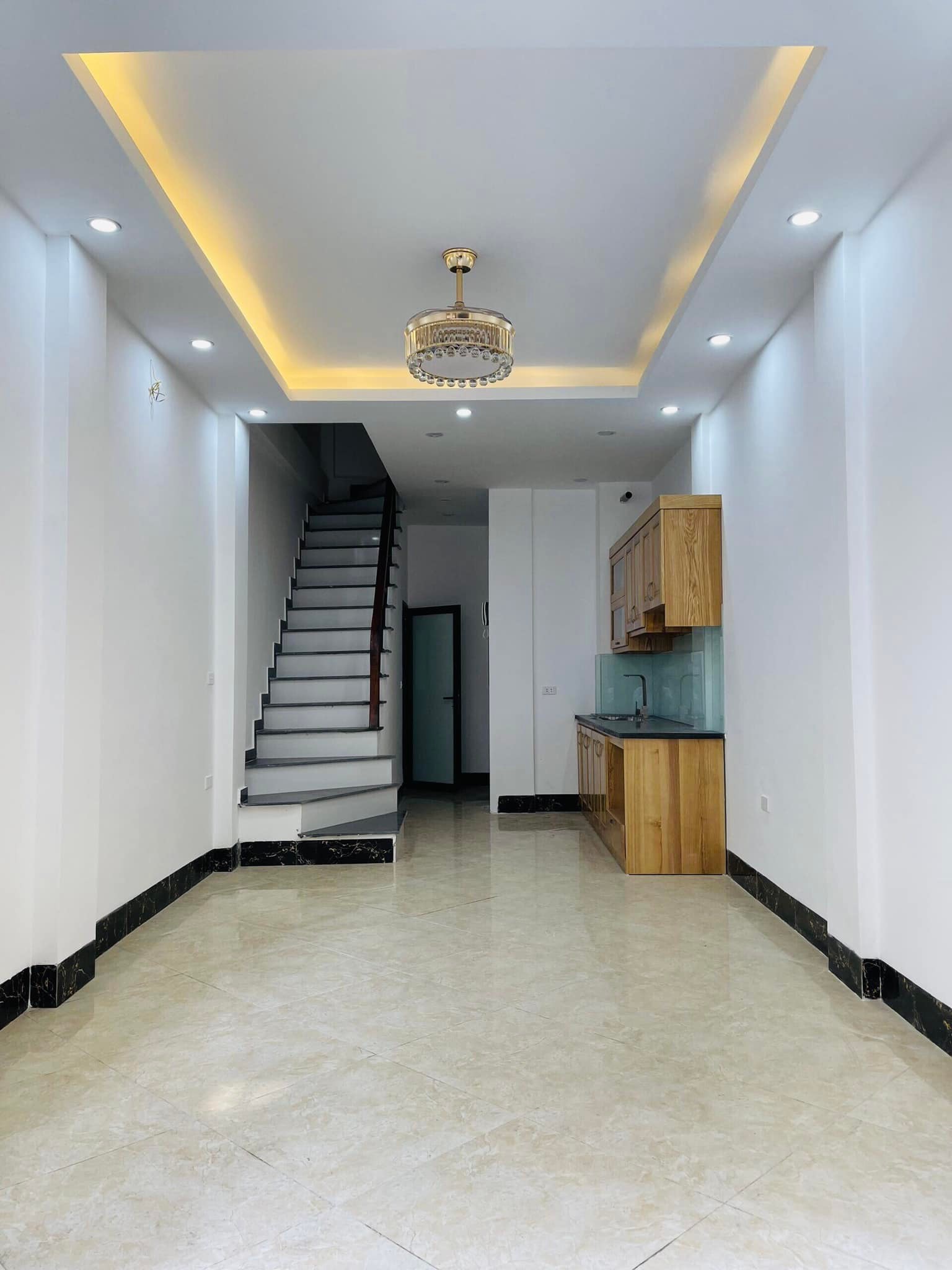 BÁN NHÀ ĐƯỜNG NGUYỄN VĂN HUYÊN, NGÕ THÔNG, Ô TÔ NHỎ, KINH DOANH, 33M2X6T. GIÁ 6.3 TỶ