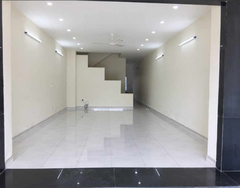 Nhà mặt phố làn đường rộng 62m 4 tầng diện tích sàn 375m2 giá 5.55 tỷ