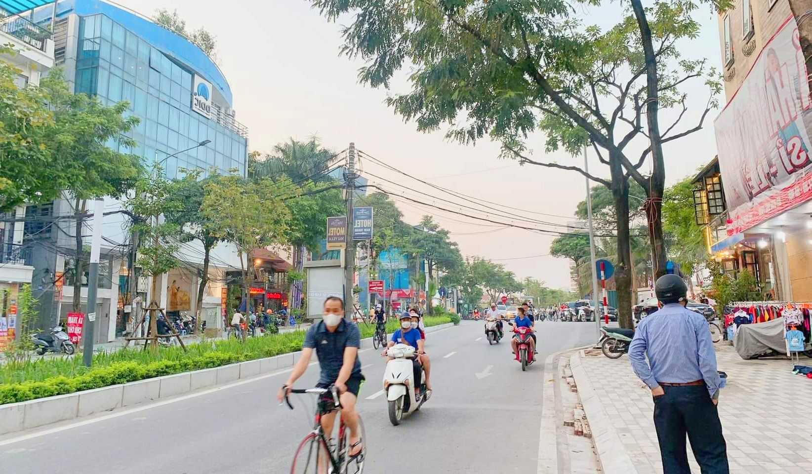 Bán nhà gần mặt phố Lạc Long Quân, Tây hồ 6T vỉa hè 2m, MT 4.5m tiện làm Văn Phòng hoặc Kinh Doanh thời trang