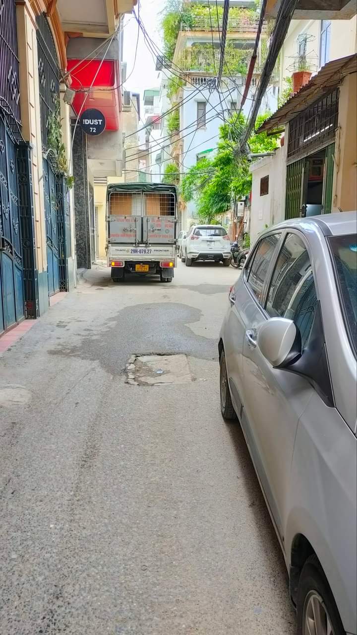 Mặt ngõ ô tô tránh, không lỗi phong thủy. Đê La Thành - Đống Đa. Diện tích 107m, 4tầng, mặt tiền 13m, chỉ 16.9tỷ