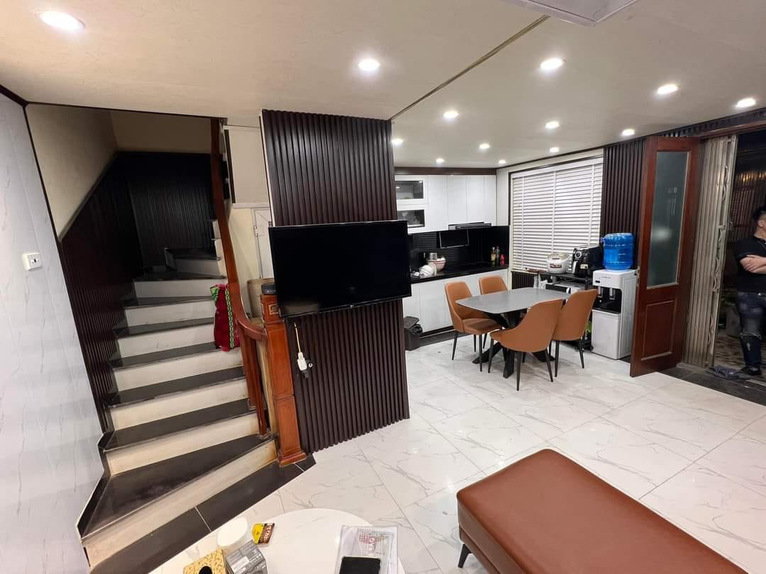 Bán nhà quận Thanh Xuân 40m ra đường oto tránh dừng đỗ,gần hồ Hạ Đình nhà mới ở luôn.