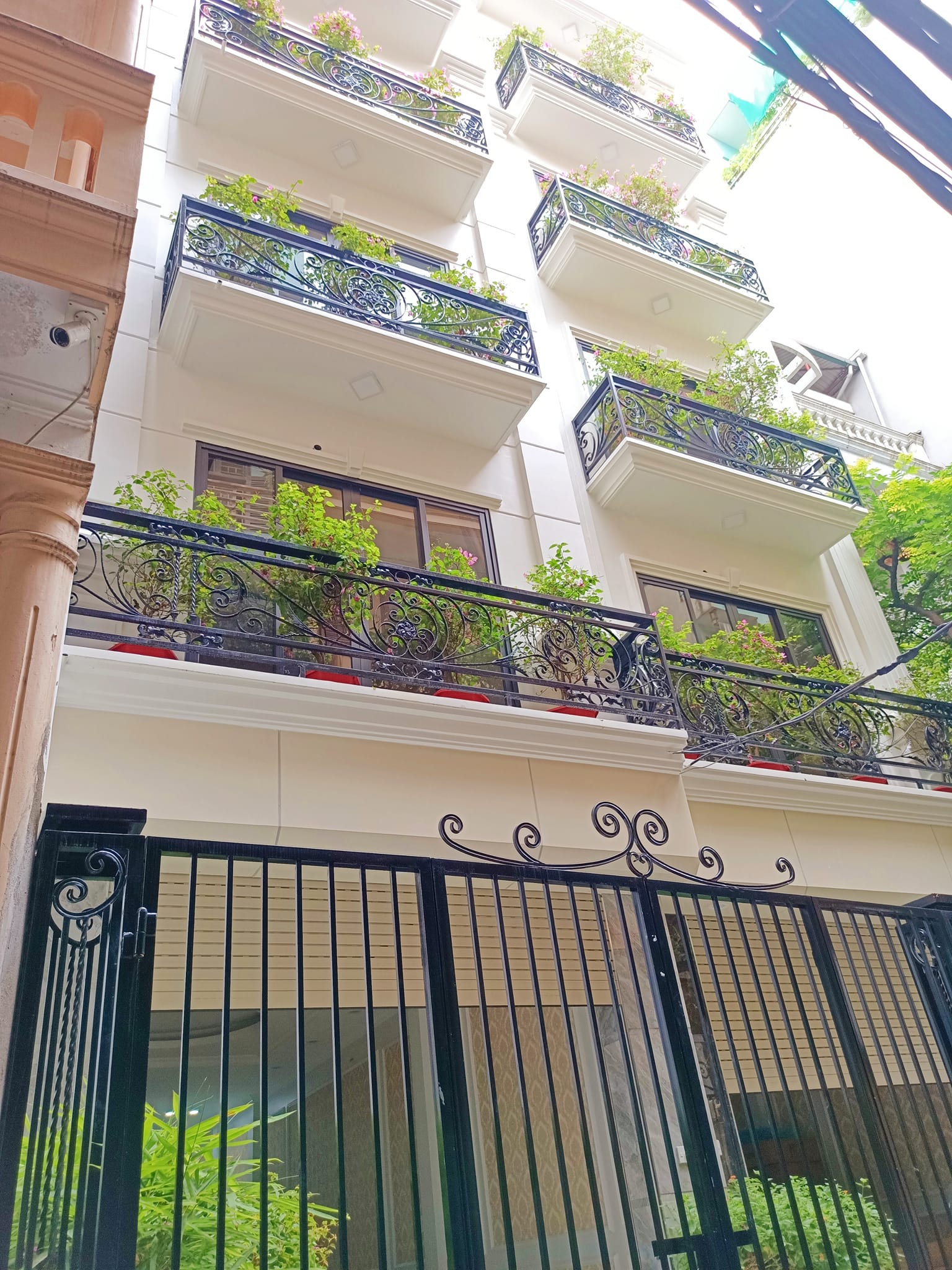 Siêu phẩm mới kính koong phố Cầu Giấy 85m2 oto thang máy kinh doanh bất chấp 16.5tỷ