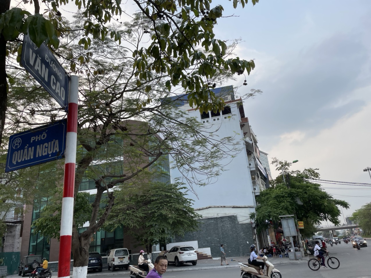 Bán nhà mặt phốVăn Cao- Hoàng Hoa Thám - trung tâm Ba Đình 240m2 - mặt tiền 8.8m. Vỉa hè rộng, QH ổn định