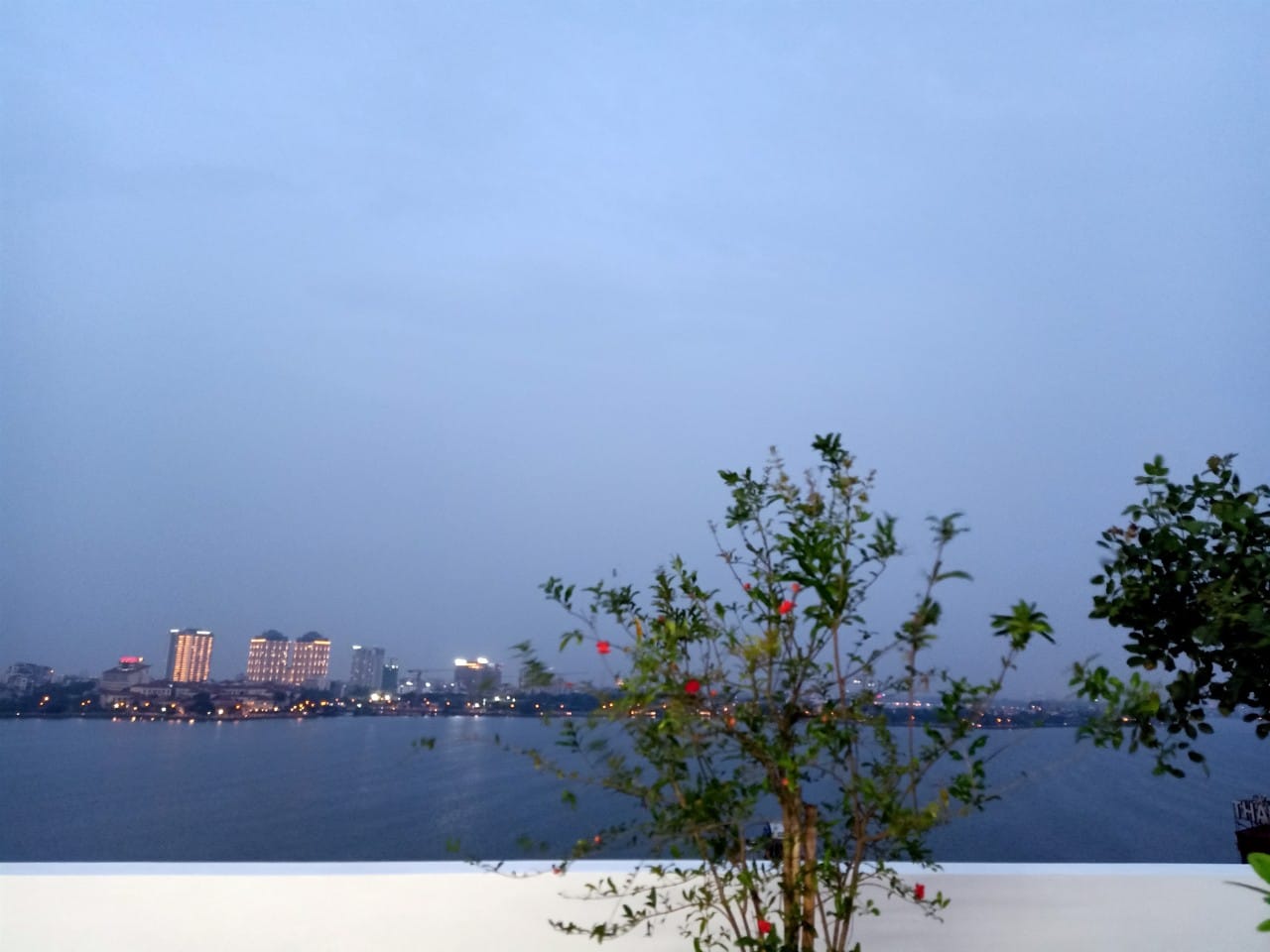 Mặt phố Lạc Long Quân 91m xây 9 tầng, MT 5.1m vỉa hè rộng.