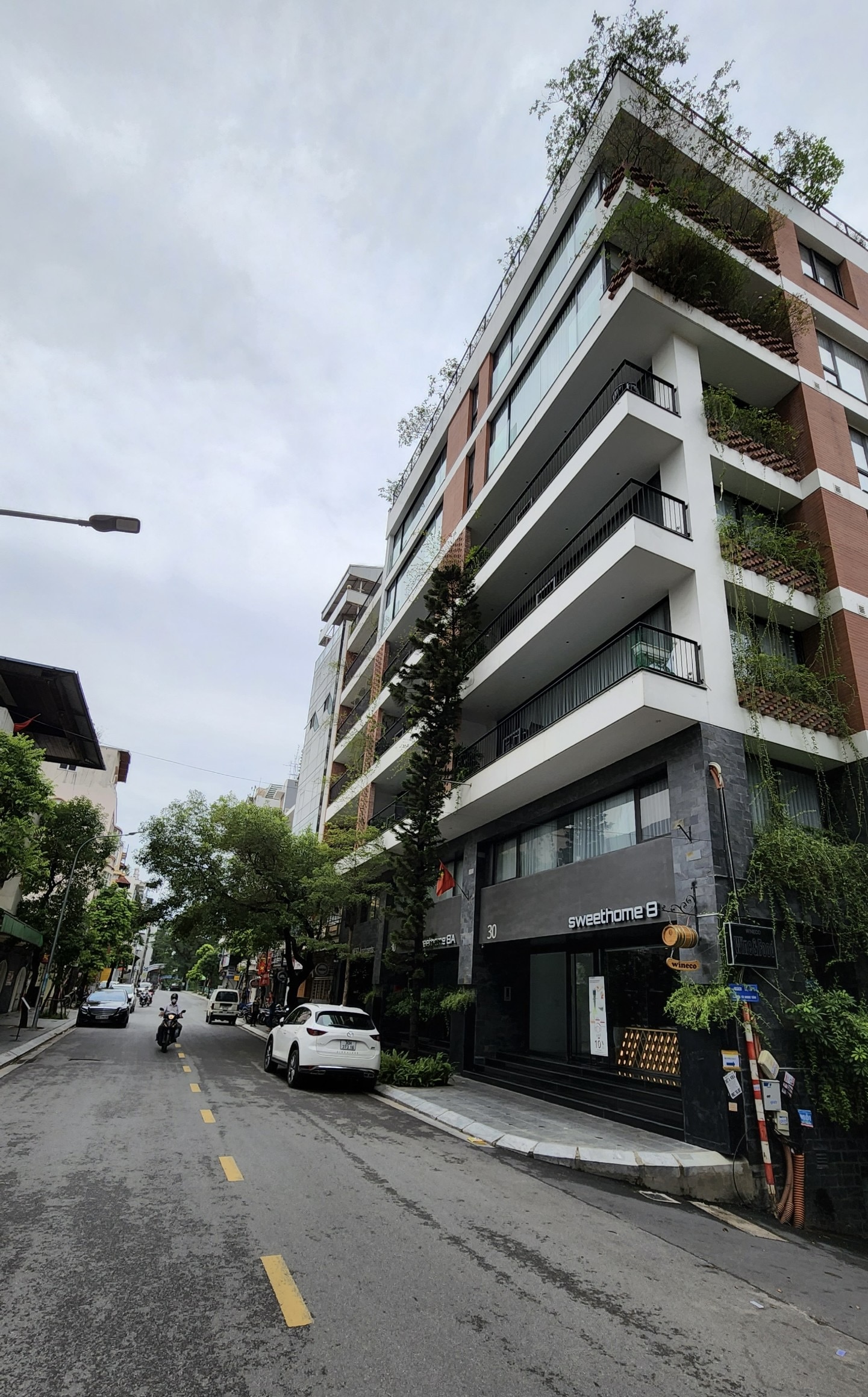 Căn hộ dịch vụ phố Tô Ngọc Vân - mặt tiền 6,5m - diện tích 180m2 - Quận Tây Hồ