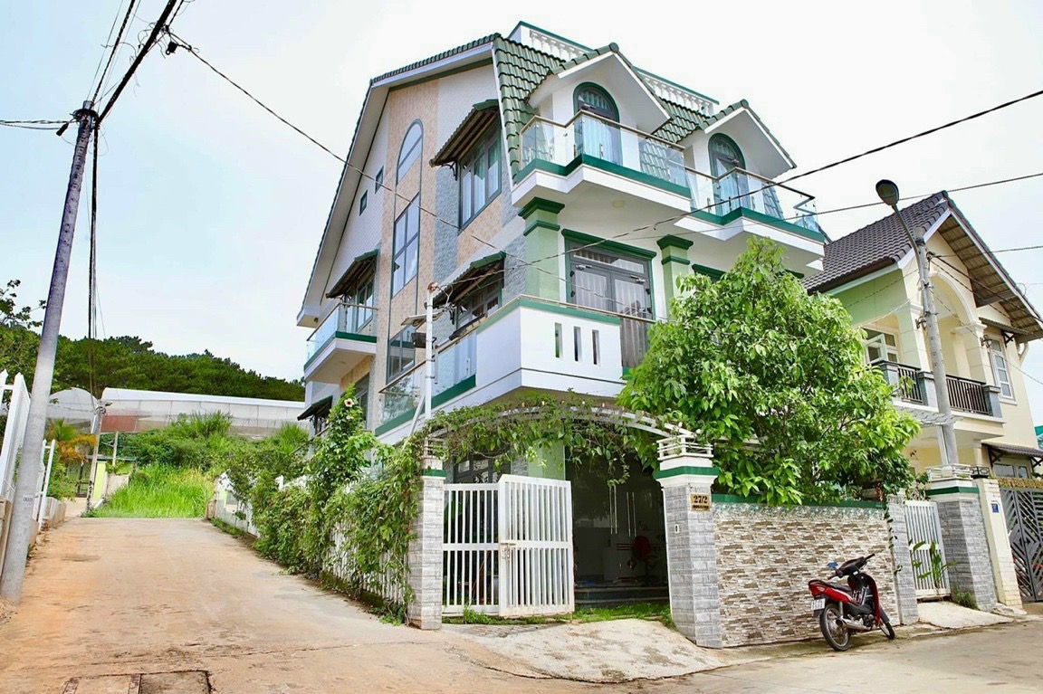 Biệt thự Mới Full nội thất. Ba mặt tiền . Phường 12 Tp Đà Lạt