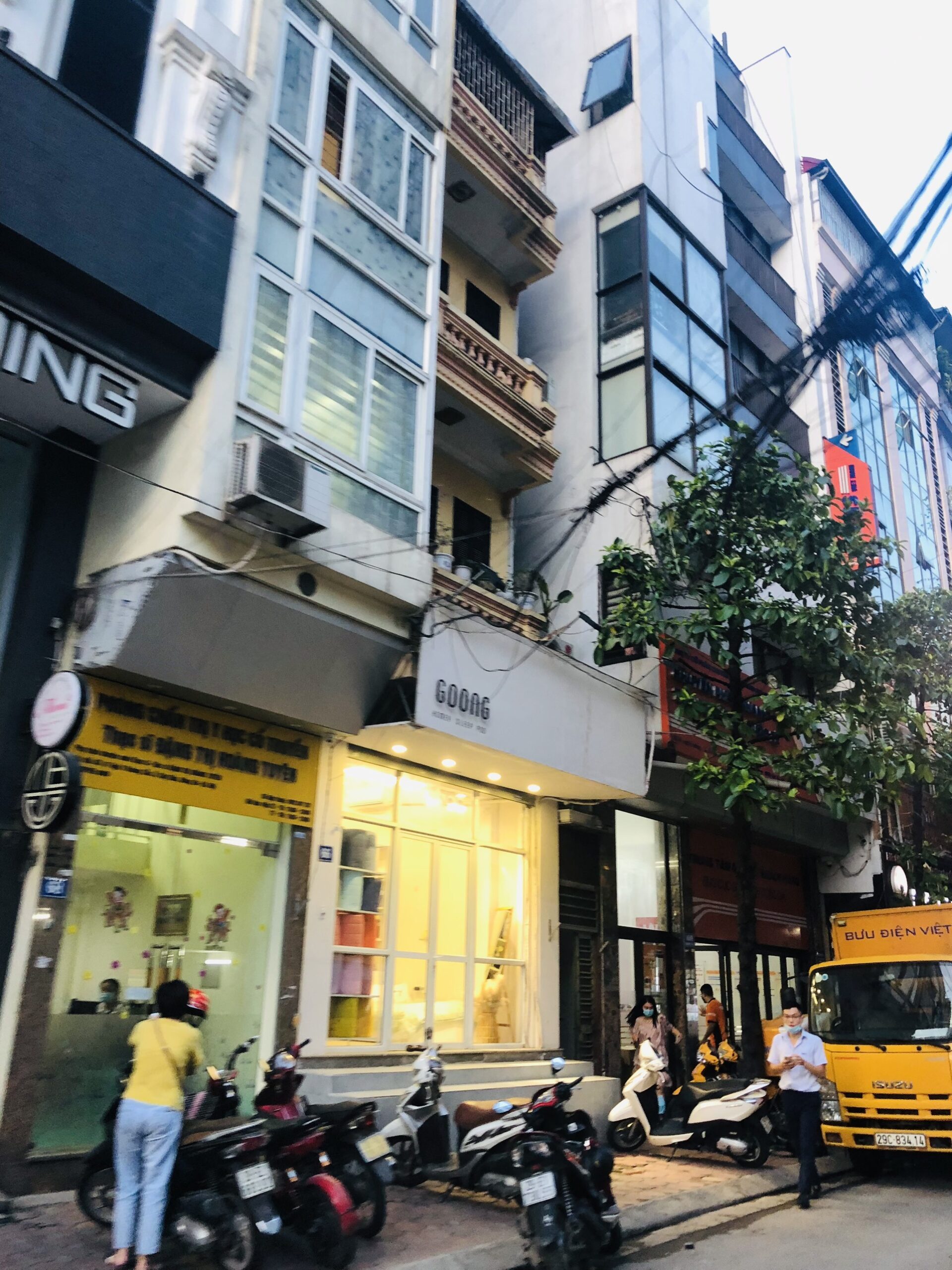 Bán nhà mặt phố Nguyễn Trường Tộ quận Ba Đình, diện tích 130m2 có thang máy, mặt tiền 6m, lô góc, kinh doanh sầm uất, chỉ hơn 50 Tỷ.