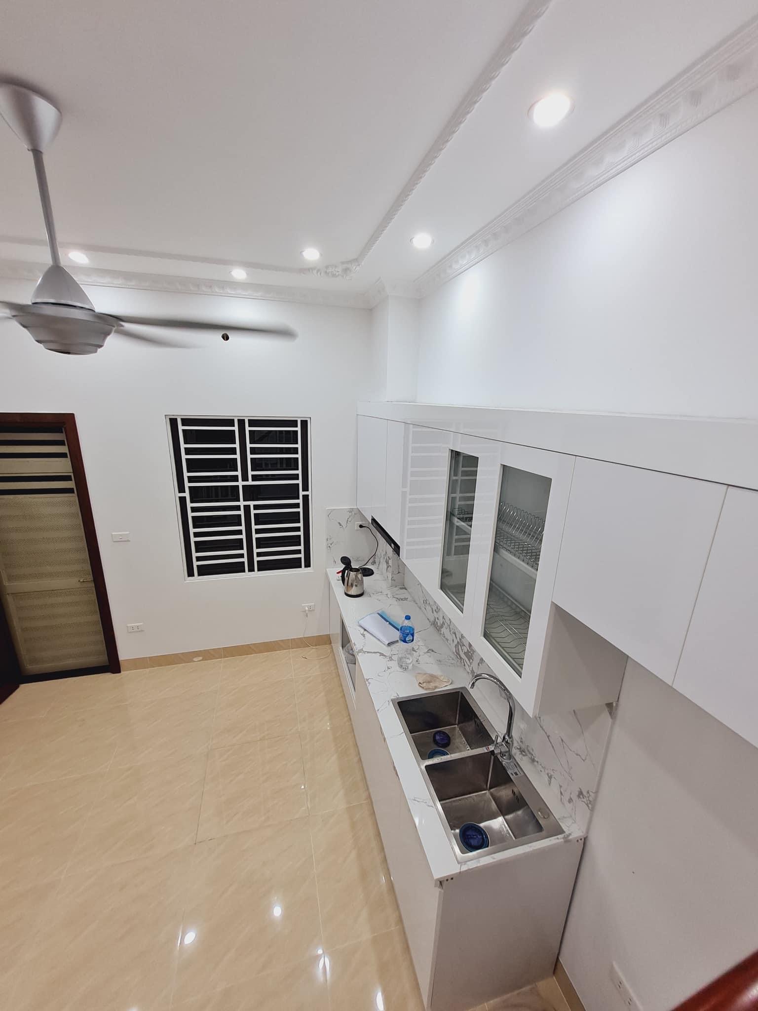 Bán Nhà Phố Víp Trần Quý Kiên 95m2- 6t- mt 6,9m. Ô chờ Thang Máy, Vỉa Hè , Ở Sướng, KD ko đối thủ,