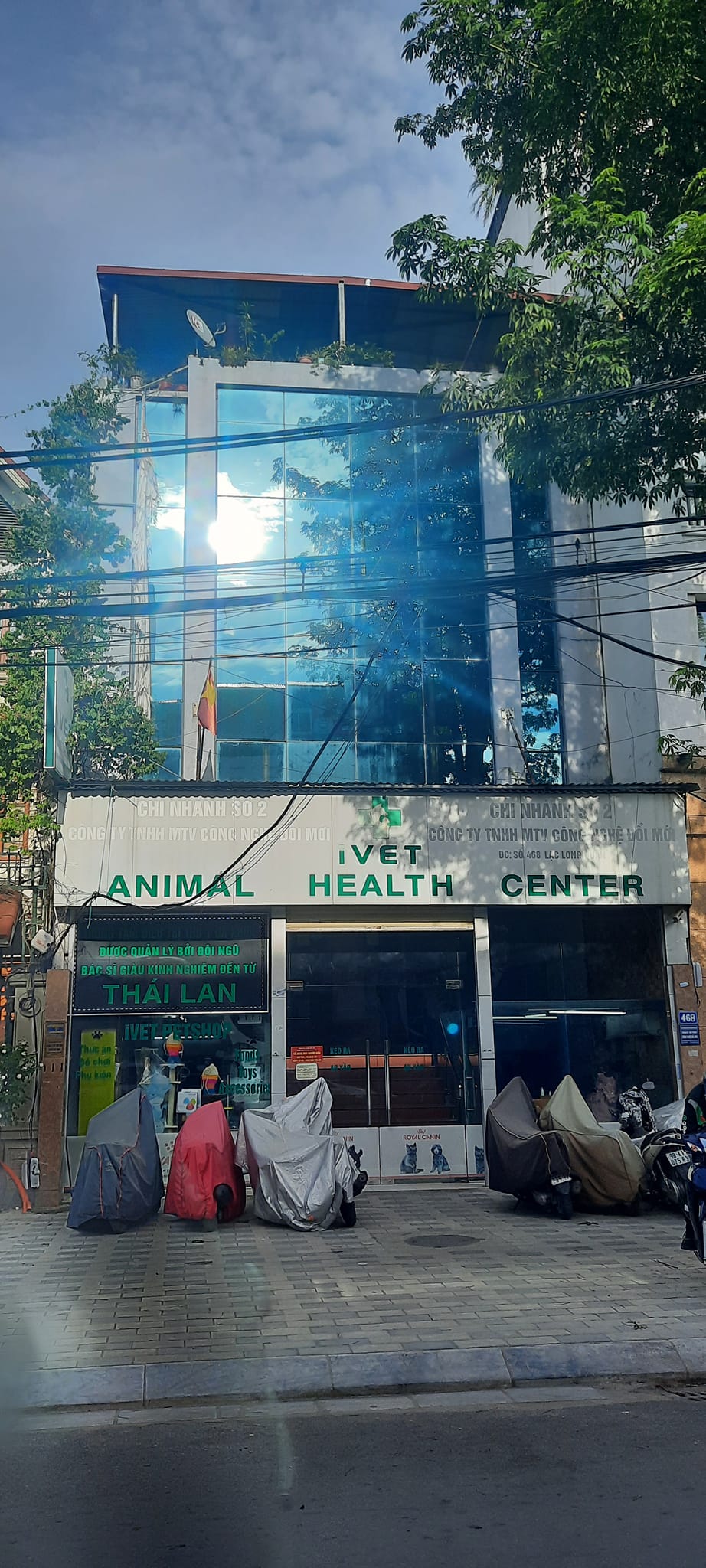 Mặt phố Lạc Long Quân 160m 5 tầng mặt tiền 8m vỉa hè rộng.