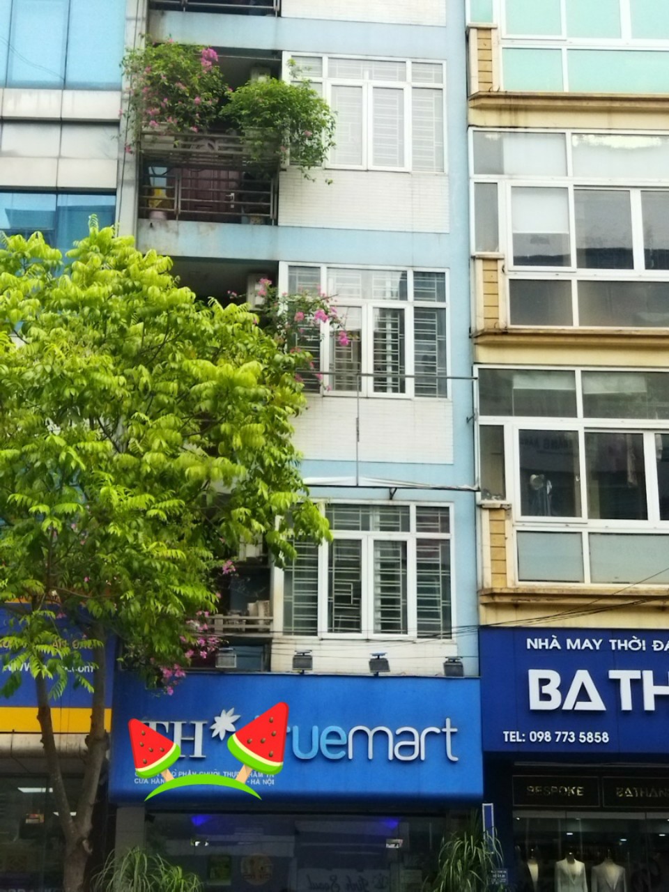 Cho thuê nhà mặt phố Trần Quốc Hoàn 50mx4Tx5m mặt tiền