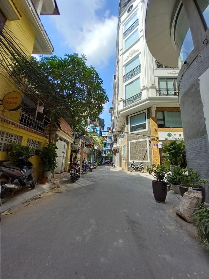 Phân Lô VIP Hoàng Cầu- Ôtô Tránh- Gara Ôtô- Kinh Doanh- 3 Thoáng Viễn.