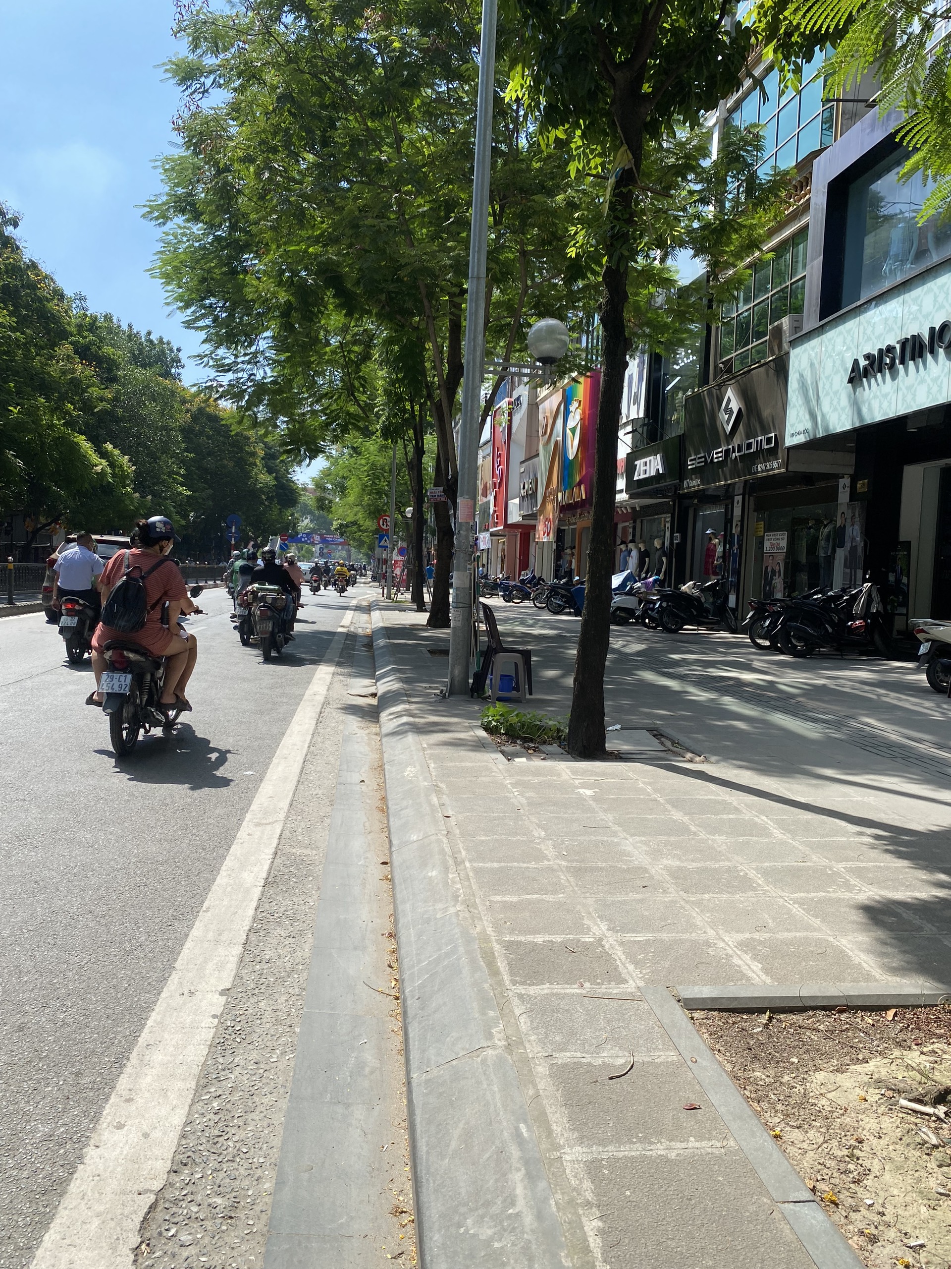 Bán Nhà Mặt Phố Chùa Bộc, Kinh doanh sầm uất, vỉa hè rộng, 50Mx3T, Giá 15 TỶ.