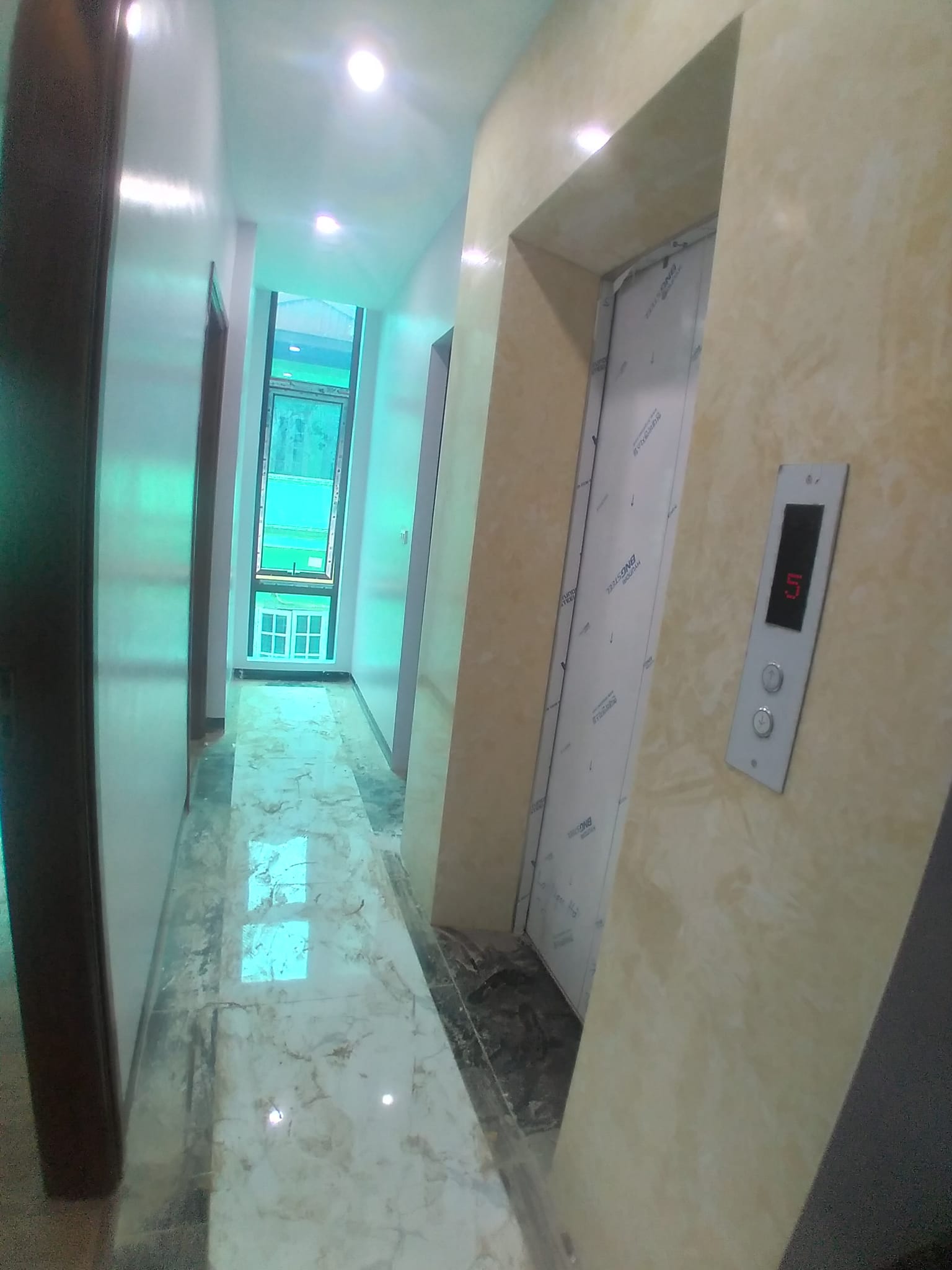 Bán nhà Hoàng Quốc Việt- Cầu giấy diện tích 40m- 6 tầng- ô tô vào nhà- thang máy- nội thất xịn