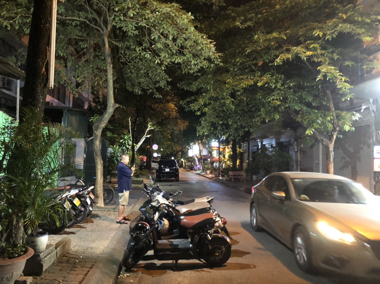 BÁN NHÀ P LÔ NGUYỄN THỊ THẬP, Q. CẦU GIẤY, 81M2, 4 T, MT 7 M, VỊ TRÍ ĐẮC ĐỊA.