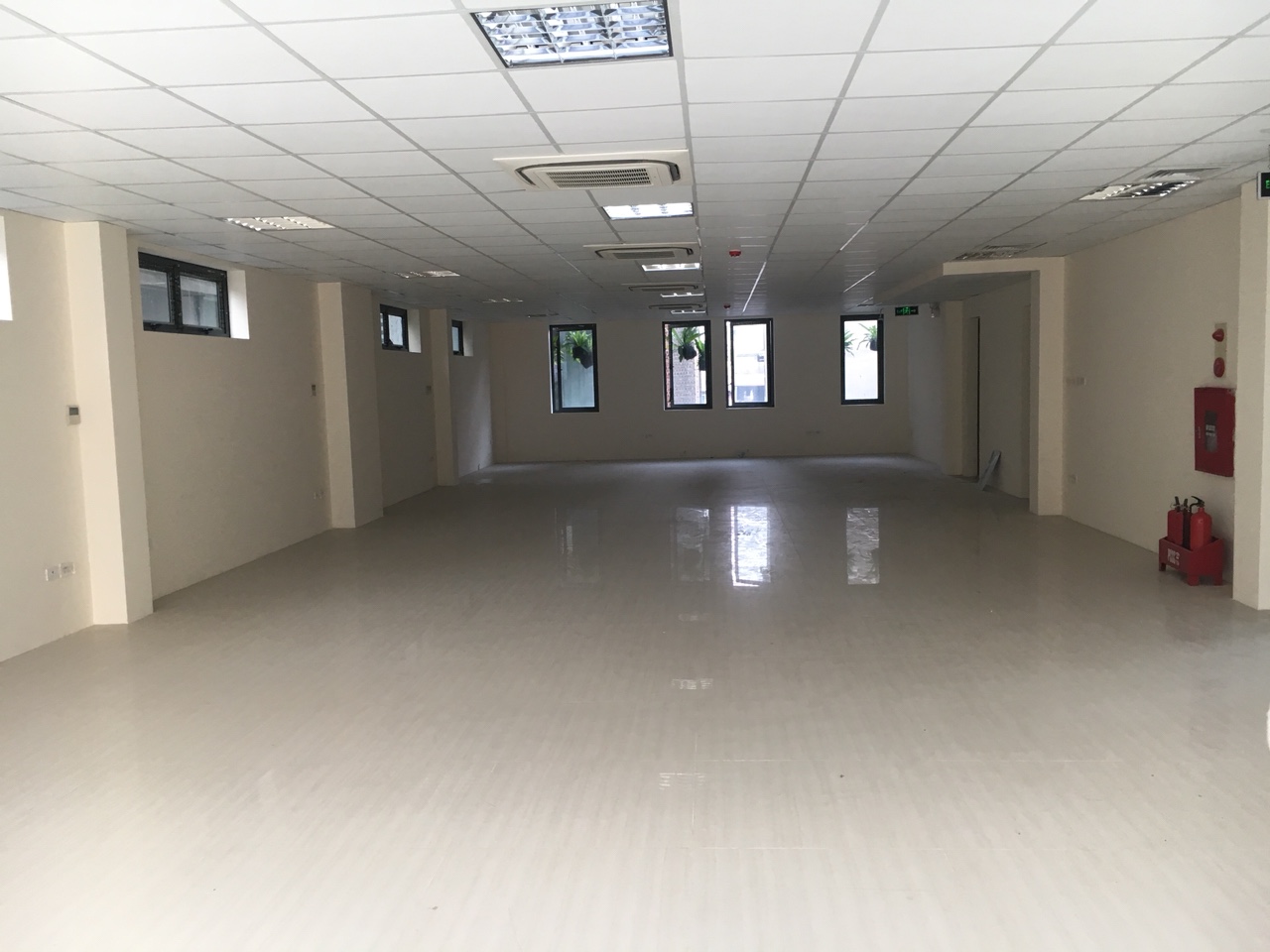 Nằm trên tầng 7 của tòa nhà 9 tầng, hướng Tây Nam mát mẻ, hệ thống điện nước, điều hòa đầy đủ, ổn định. Nằm