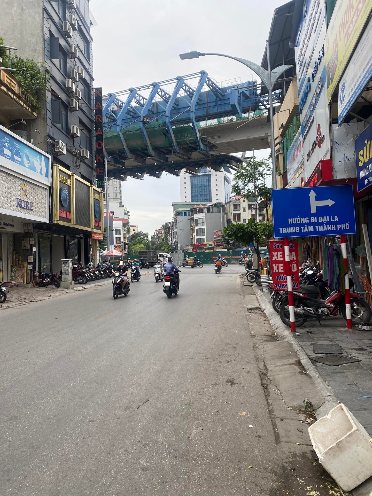 Nhà mặt phố Vọng gần ngã tư Đại La, 136m2, MT 5m, nở hậu, 250 triệu/m2