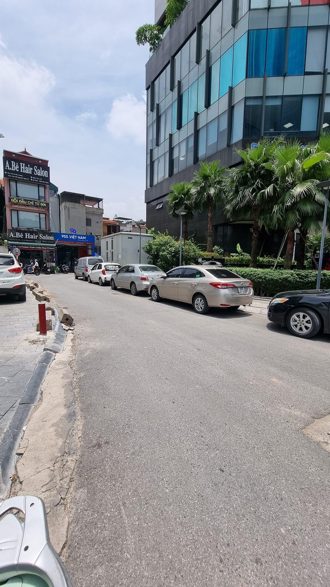 Bán Nhà Cũ Phân Lô Lê Văn Lương Thanh Xuân. Vỉa Hè Ô Tô Tránh. 200m2, MT 8m. Hoặc Bán 1 Nửa