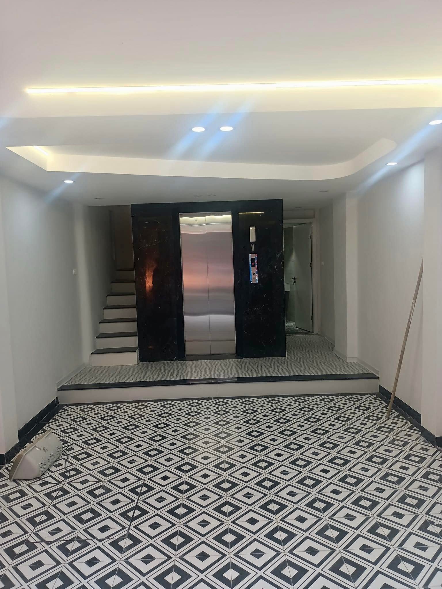 Bán nhà kinh doanh đỉnh Hoàng Ngân- Cầu Giấy diện tích 50m- 5 tầng- MT 7m giá 13 tỷ