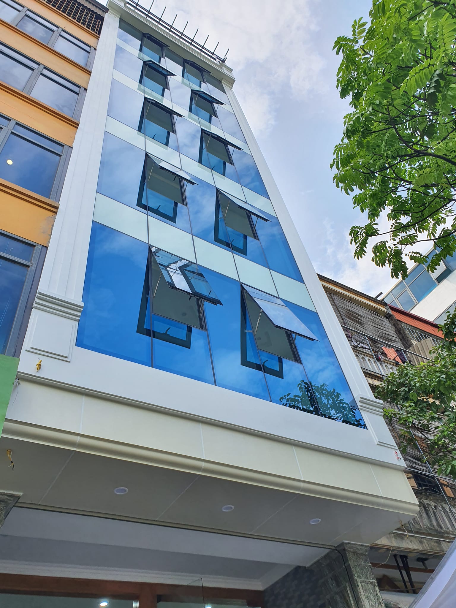 Tòa nhà văn phòng Phố Trần Vỹ, 47m*8T, thông sàn, thang máy, 2 thoáng, vỉa hè, Giá 28,5 tỷ