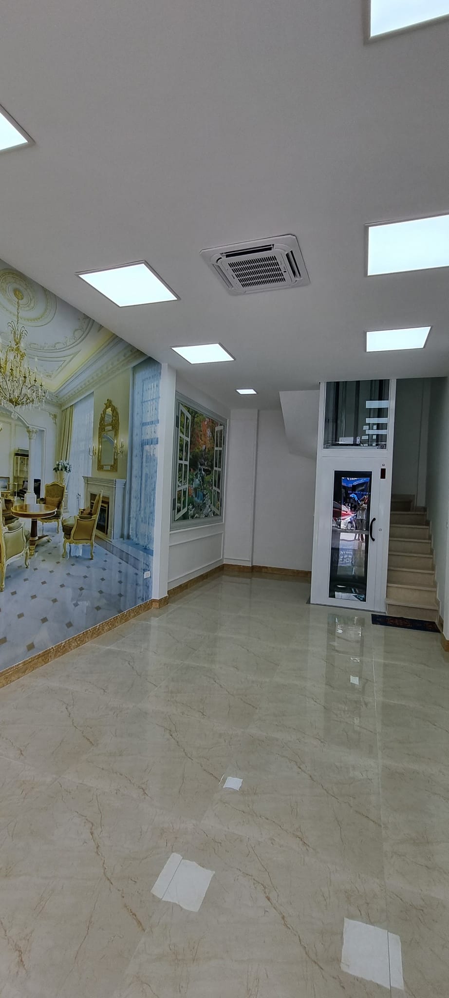 Bán nhà mặt phố Trần Quốc Hoàn diện tích 30/38m- 7 tầng- mới tinh ở luôn- vỉa hè- vị trí đắc địa kinh doanh