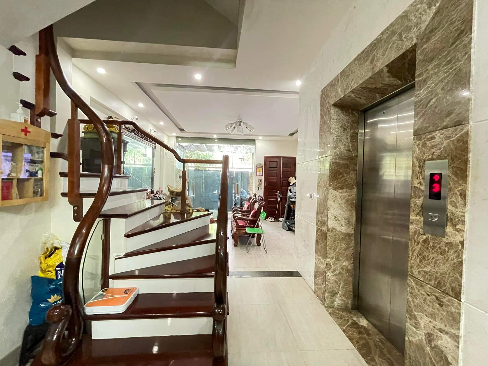 Bán nhà Phố Nguyễn Trãi, 95m2 x 6 tầng, thang máy nội thất sịn, khu VIP