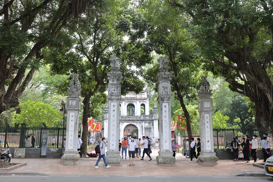 Hiếm, bán nhà mặt phố Văn Miếu, Đống Đa, Kinh doanh đỉnh, 41m2, MT 4m, 28 tỷ