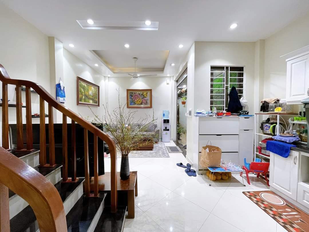 Chính chủ bán nhà phố Hào Nam Đống Đa 43m2 5 tầng 4m mặt tiền 4.5 tỷ có thương lượng miễn trung gian