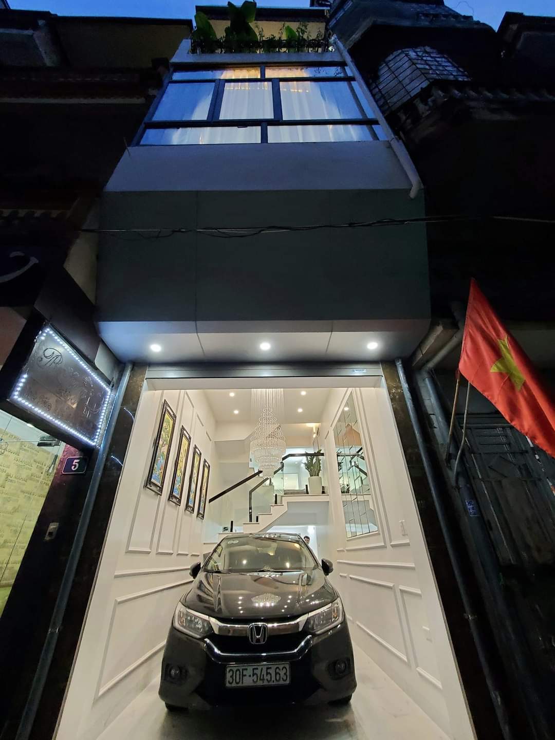 Cung điện mặt phố Lê Quý Đôn, Hà Đông 40m2 4T 6.3 tỷ, gara ô tô full nội thất 5 sao