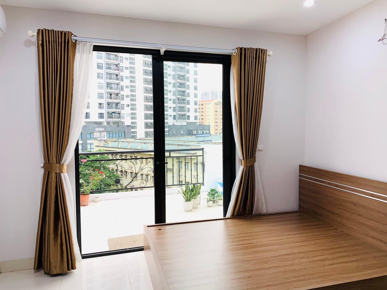 BÁN NHÀ PHỐ HOA BẰNG, CẦU GIẤY DT:80M2 MT:5,2M CHỈ CÓ 14TỶ.