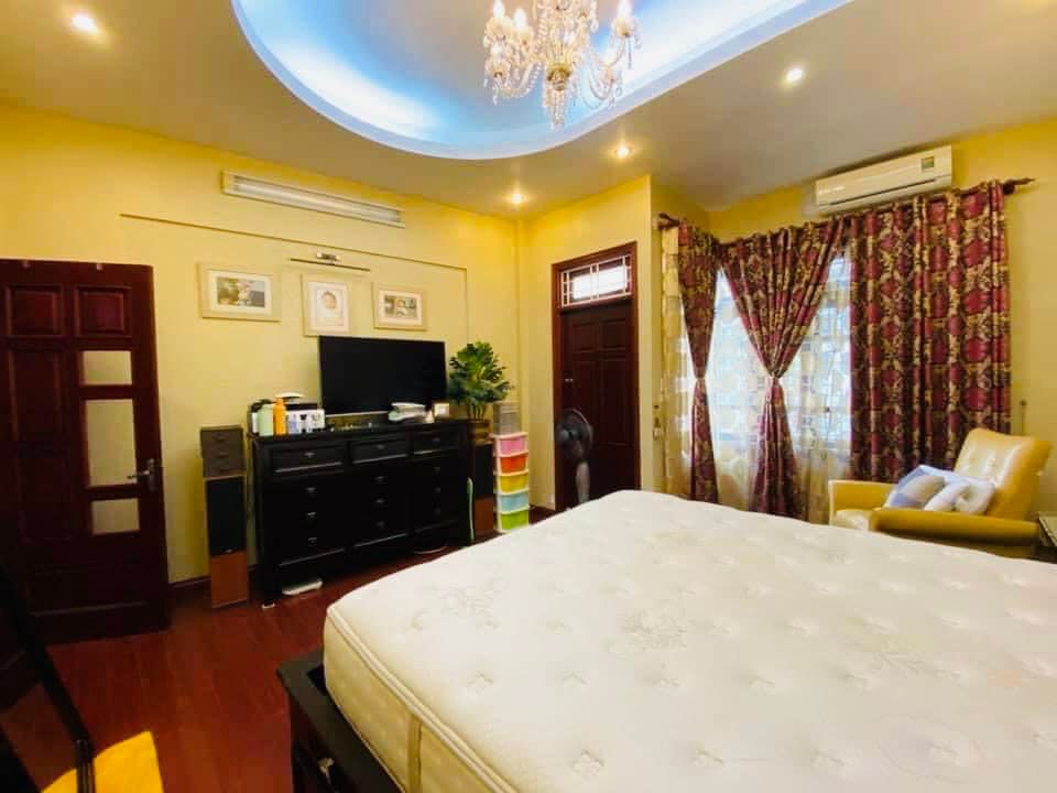 Hoa Hậu Việt Nam Mang Tên Hoàng Cầu TT Đống Đa DT 66 m2 x 5 tầng, mt 4.3 m2 nhỉnh 12 tỷ