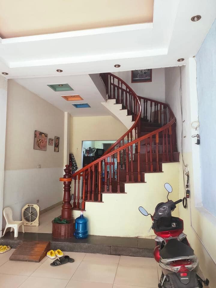 Bán nhà mặt phố Hoa Bằng diện tích 63m- 5 tầng- mặt tiền 4m- vỉa hè- kinh doanh- ô tô vào nhà