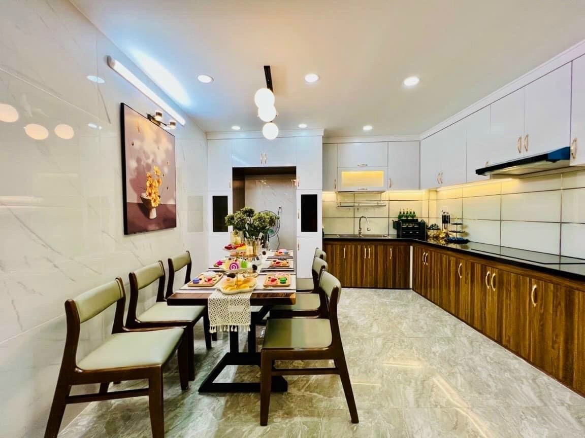 Nhà đẹp Lê Văn Sỹ, 3 lầu, hẻm 5m, 4.1 x 13m, 10 tỷ 700, Phú Nhuận