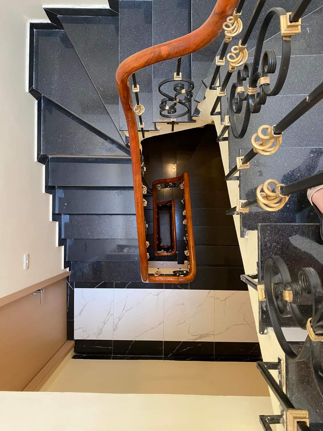 NHÀ ĐẸP - Ô TÔ - NGÕ THÔNG TỨ PHÍA - KINH DOANH - NỘI THẤT XỊN