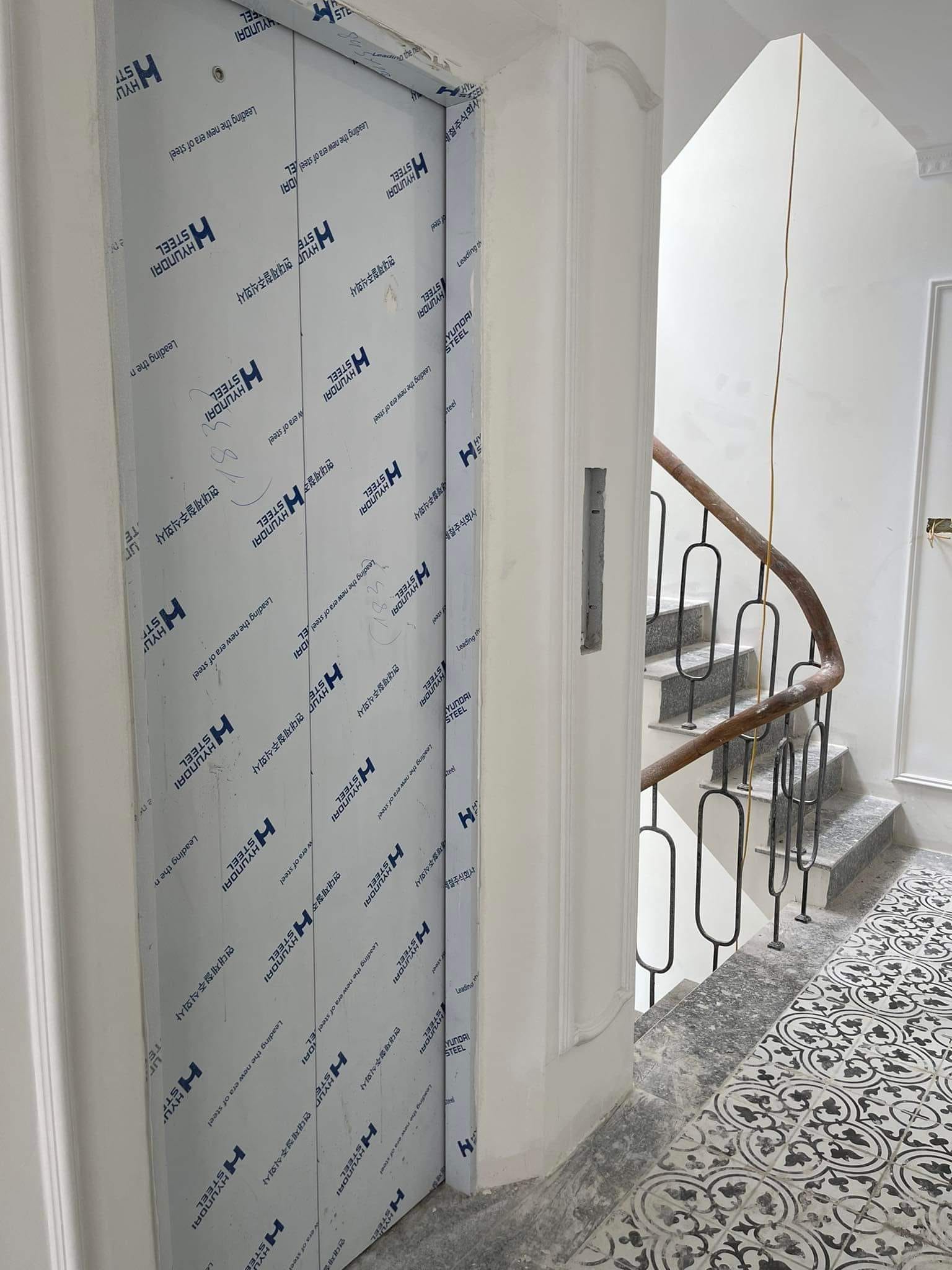 Bán nhà đẹp phố Ngọc Lâm, thang máy, gara ô tô, 64m2, mặt tiền cực rộng, giá 12,75 tỉ ( Có TL )