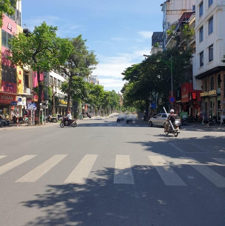 Nhà mặt phố Hòa Mã, gần Phố Huế, 98m2 x 7 tầng, nở hậu, giá 530 triệu/m2