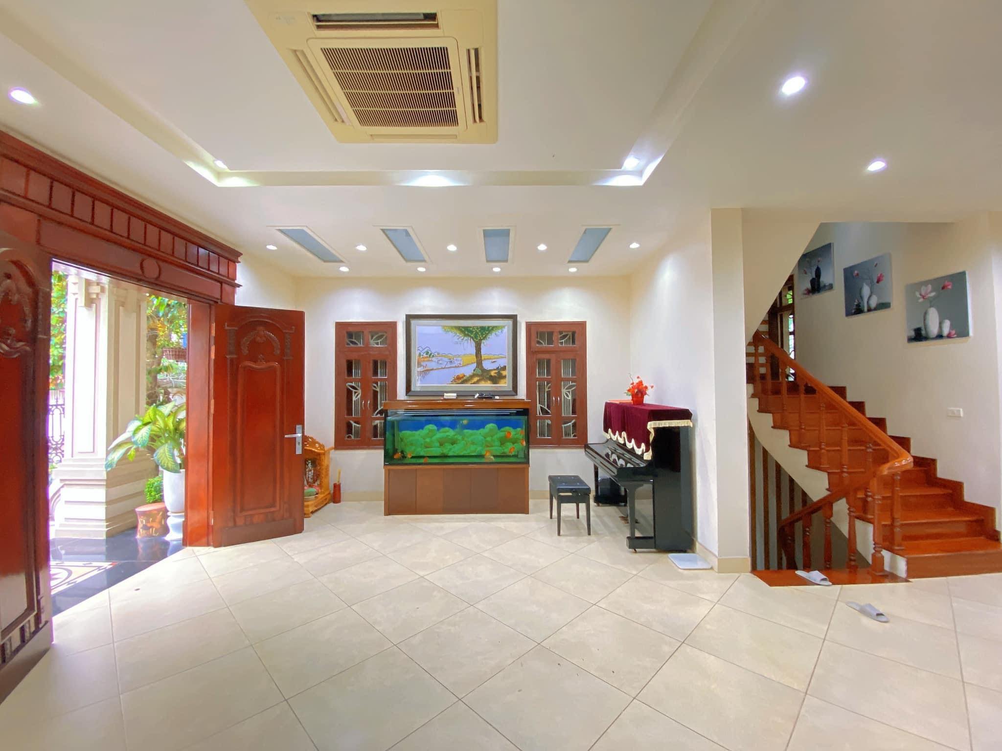 Biệt thự lô góc siêu đẹp Dịch Vọng, Cầu Giấy, gần công viên, Dt 260m, 5 tầng, mt 15m.