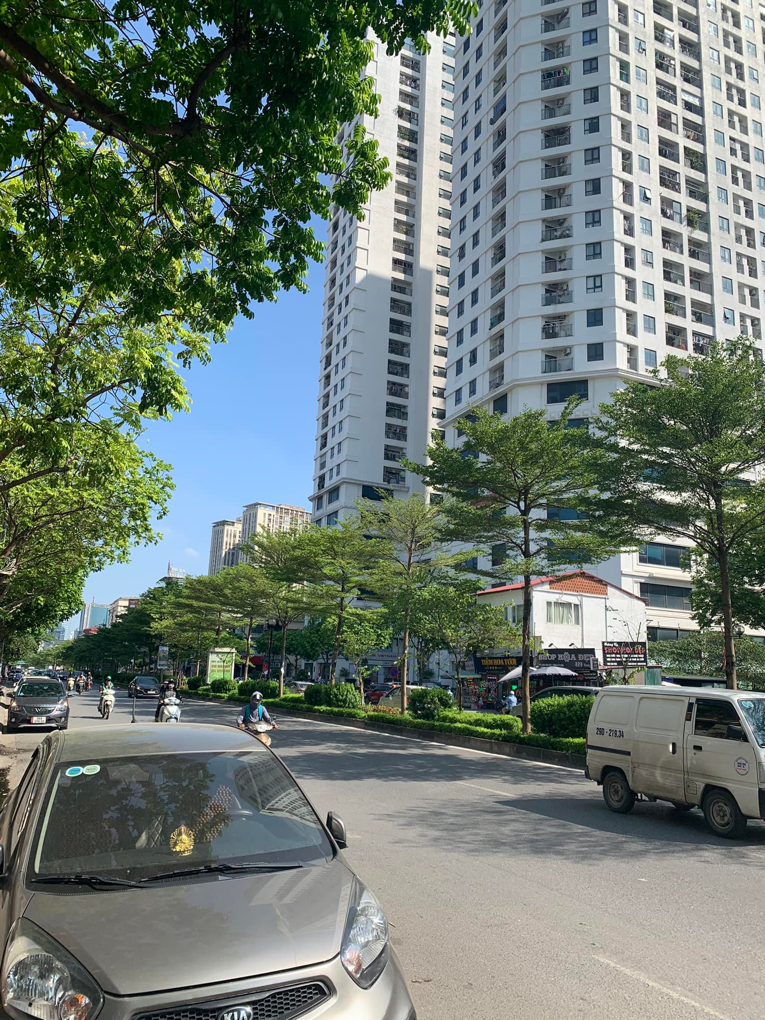 Bán đất tặng nhà mặt phố TRUNG KÍNH- CẦU GIẤY DT 354M- MT 8.5M- lô góc- vỉa hè 7m giá chào 166 tỷ