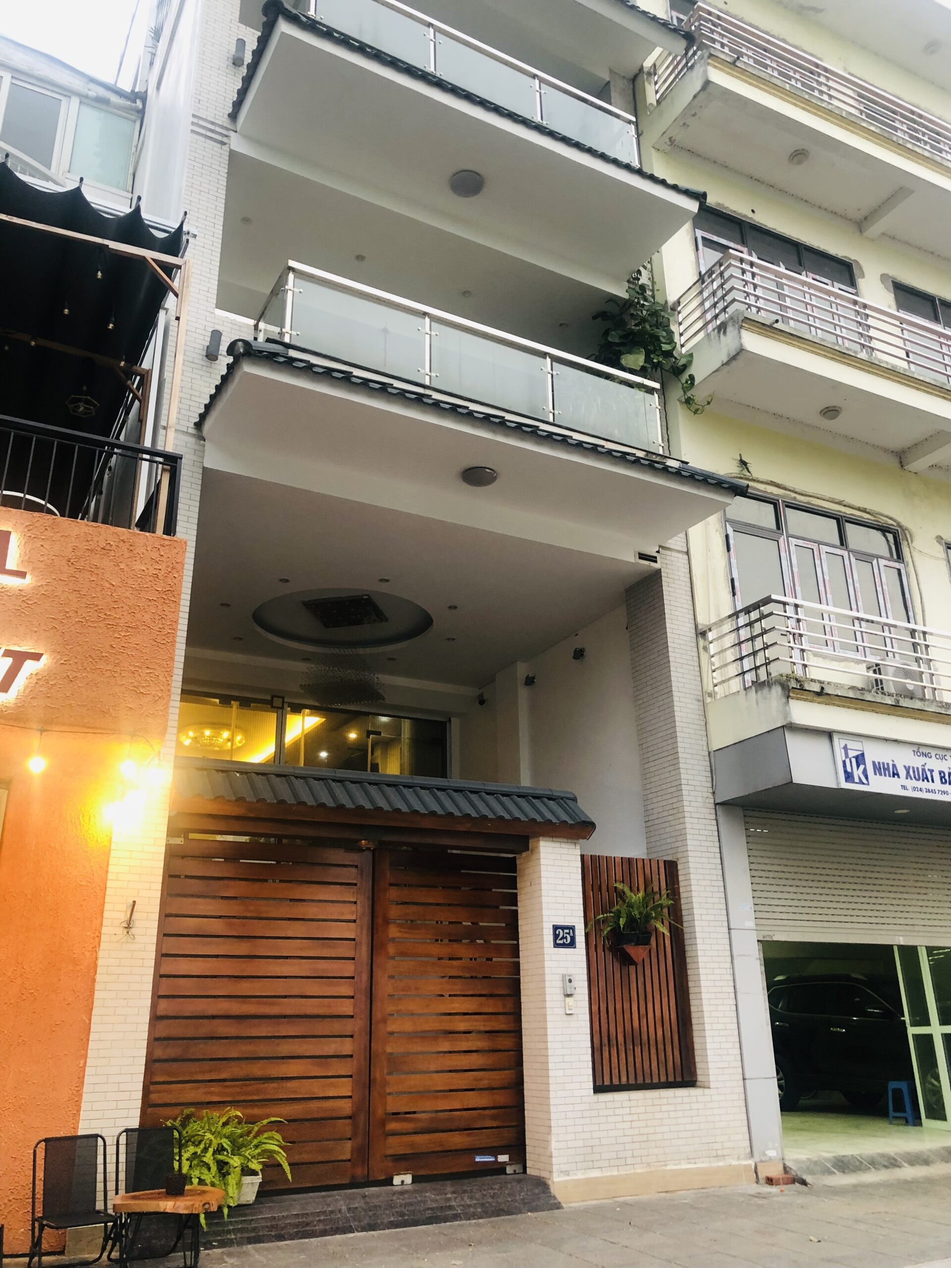 Bán Nhà Vạn Bảo Dòng Tiền 3 tỷ/năm, Ba Đình, 120m2,Thang Máy, MT8m, Ô Tô Đỗ, Chỉ Hơn 42 Tỷ