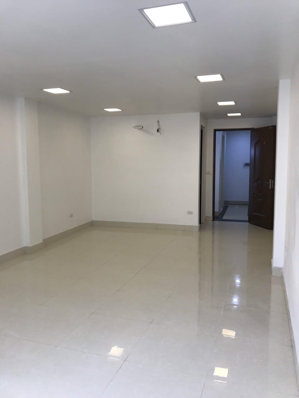 BÁN NHÀ TRẦN QUỐC HOÀN LÔ GÓC. CẦU GIẤY DT:40M2, MT: 7M; 5TẦNG, 11TỶ.