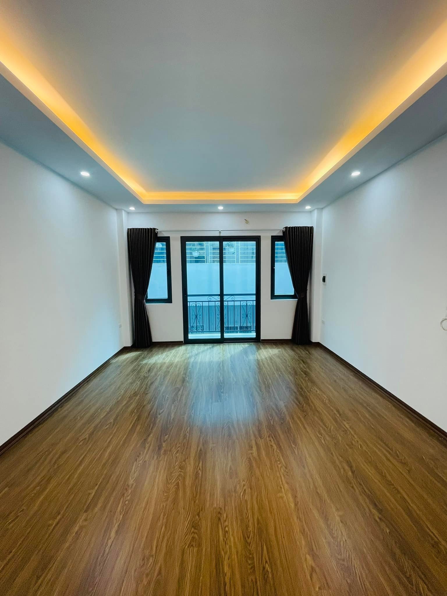 Bán nhà siêu đẹp Lạc Long Quân, Tây Hồ, DT 35m , 5 T, nhà đẹp ở luôn, nhỉnh 4 tỷ.