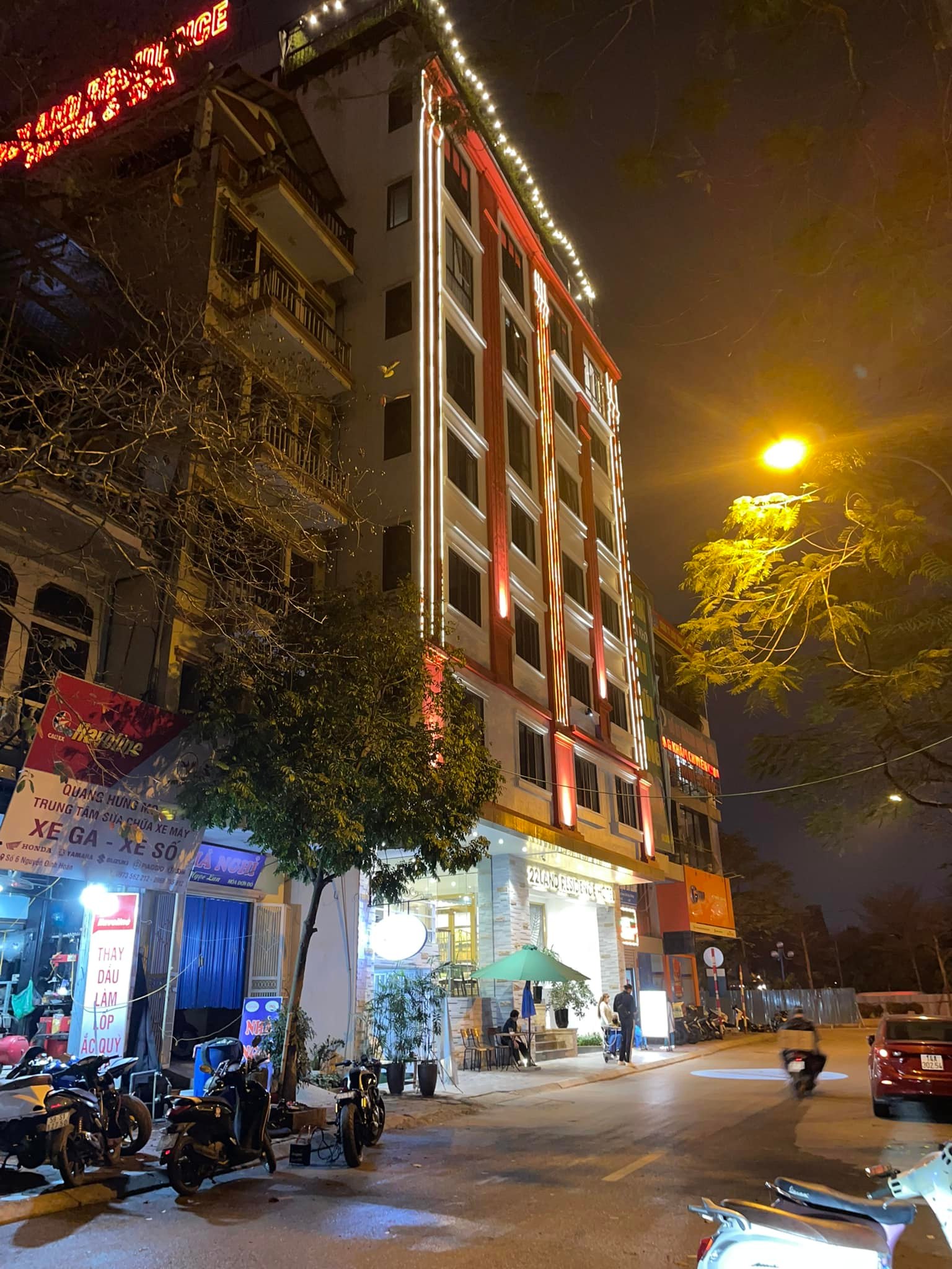 Bán nhà mặt phố Nguyễn Đình Hoàn- Cầu Giấy DT 208/224m- 4T- MT 7m- 2 vỉa hè- kinh doanh bất chấp