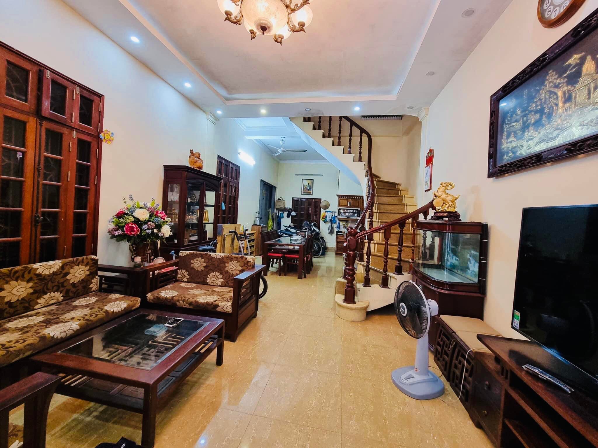 BÁN NHÀ PHÙNG CHÍ KIÊN CẦU GIẤY Ô TÔ LÔ GÓC 65M 15 TỶ