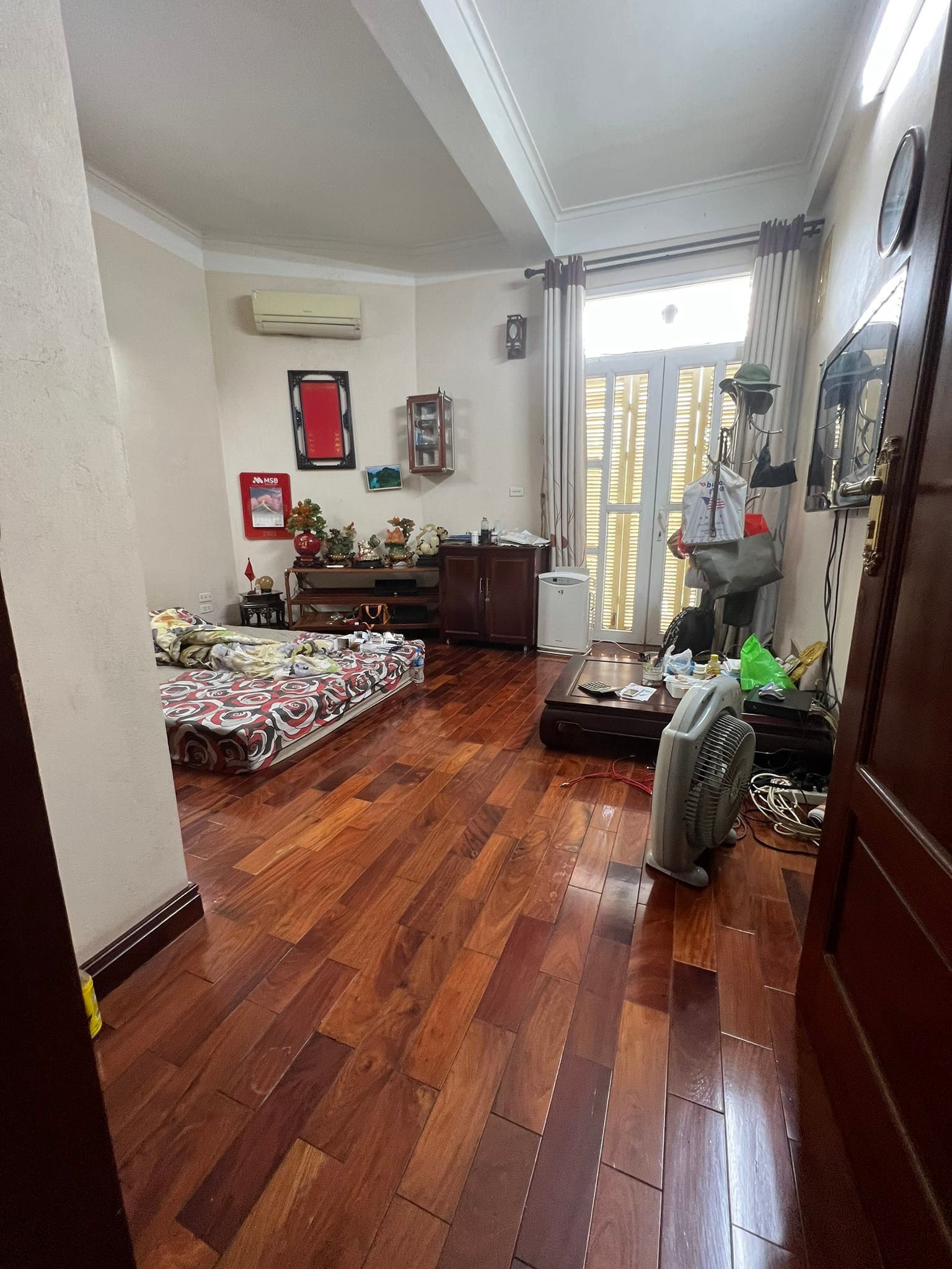 Bán nhà mặt phố Dương Quảng Hàm DT 150M2- 5T- MT 10.3M giá 28 tỷ