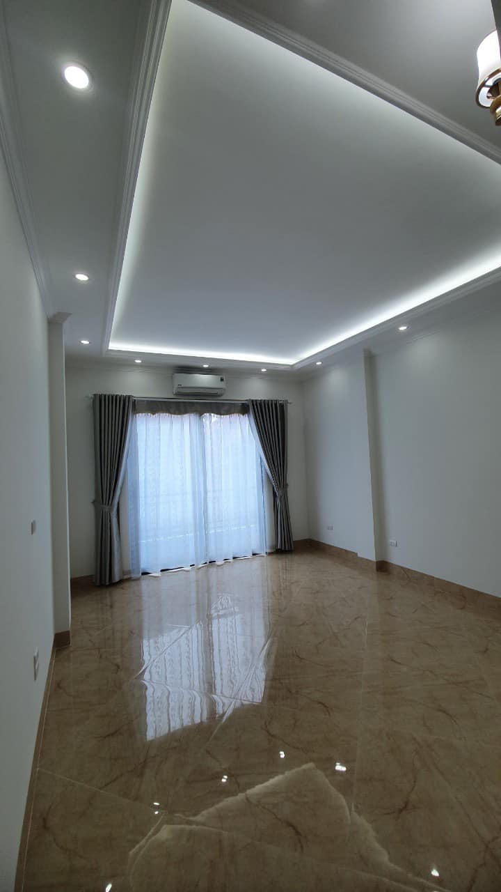 BÁN NHÀ TRẦN QUỐC HOÀN, CẦU GIẤY, Ô TÔ TRÁNH, THANG MÁY, 50M, 6 TẦNG